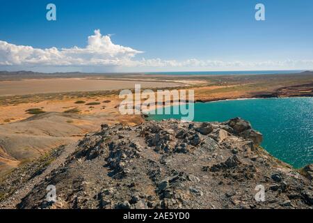 Blick vom Gipfel des Hügels von der Säule des Zuckers (Cerro El Pilón de Azúcar) auf der Halbinsel Guajira im Norden von Kolumbien. Stockfoto