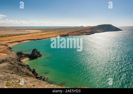 Blick vom Gipfel des Hügels von der Säule des Zuckers (Cerro El Pilón de Azúcar) auf der Halbinsel Guajira im Norden von Kolumbien. Stockfoto