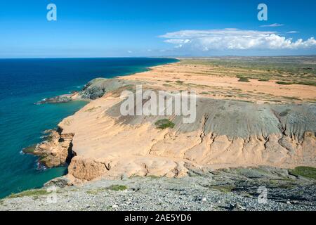 Blick vom Gipfel des Hügels von der Säule des Zuckers (Cerro El Pilón de Azúcar) auf der Halbinsel Guajira im Norden von Kolumbien. Stockfoto