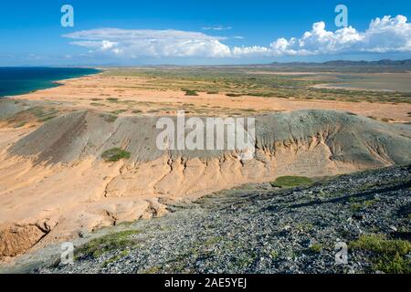 Blick vom Gipfel des Hügels von der Säule des Zuckers (Cerro El Pilón de Azúcar) auf der Halbinsel Guajira im Norden von Kolumbien. Stockfoto