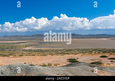 Blick vom Gipfel des Hügels von der Säule des Zuckers (Cerro El Pilón de Azúcar) auf der Halbinsel Guajira im Norden von Kolumbien. Stockfoto