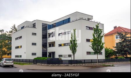 Kleines Mietshaus im Bauhausstil in Dessau Sachsen-Anhalt Deutschland. Stockfoto