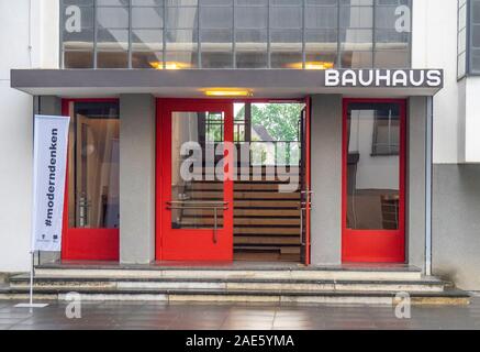 Eintritt in das staatliche Bauhaus Deutsches Kunstschulgebäude in Dessau Sachsen-Anhalt Deutschland. Stockfoto