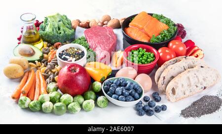 Ausgewogene Ernährung essen Hintergrund. Gesunde Lebensmittel sauber essen Konzept. Lebensmittel, die einen hohen Gehalt an Vitaminen, Mineralien, Antioxidantien. Stockfoto