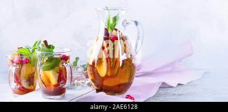 Apple Cider Cocktail mit Preiselbeeren Zimt, Kardamom und Anis Stockfoto