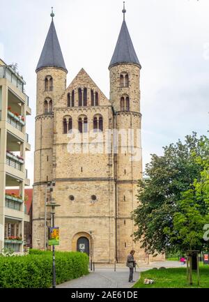 Das Kloster unserer Lieben Frau aus romanischer Klosterkirche ist jetzt Museum und Konzerthalle in der Altstadt von Magdeburg in Sachsen-Anhalt. Stockfoto