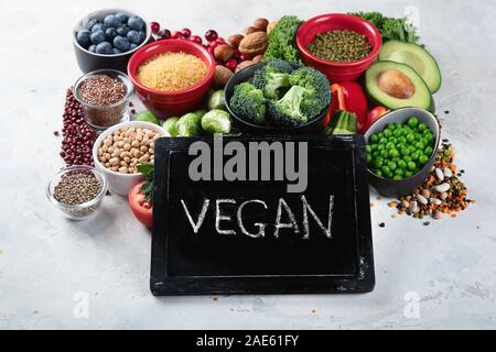 Gesundheit vegan und vegetarisch essen Konzept. Lebensmittel, die einen hohen Gehalt an Antioxidantien, Ballaststoffen, smart Kohlenhydrate und Vitamine. Stockfoto