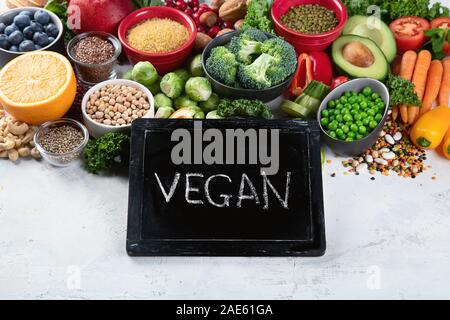 Gesundheit vegan und vegetarisch essen Konzept. Lebensmittel, die einen hohen Gehalt an Antioxidantien, Ballaststoffen, smart Kohlenhydrate und Vitamine. Stockfoto