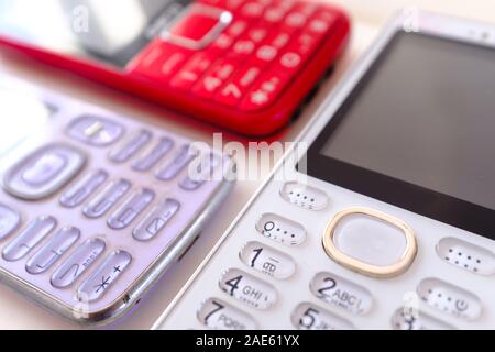 Drei vintage bunte Handy Anzeige auf weißem Spielplatz Stockfoto