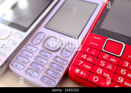 Drei vintage bunte Handy Anzeige auf weißem Spielplatz Stockfoto