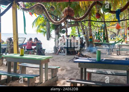 Roland's Reggae Bar & Restaurant in Ao Nang Beach auf der Insel Providencia, Kolumbien. Stockfoto