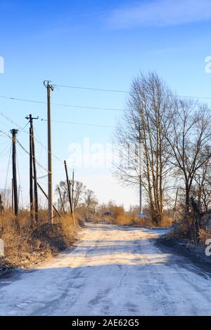 Kleines Land Straße im Winter Tag anzeigen Stockfoto