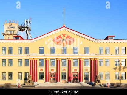 Hegang City, China-15 FEB 2018: Das Bürogebäude von Xingan Coal Mine, die Chinesen auf der Spitze des Turms ist der Name von Mir, dem Chinesischen umgeben von Gat Stockfoto