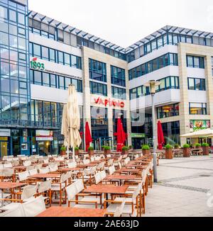 Außenbereich des Vapiano Restaurants im Freien in einem Bürogebäude in der Altstadt von Sachsen-Anhalt Deutschland. Stockfoto