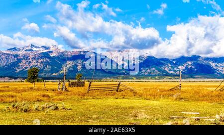 Verlassenen Ländereien an Mormom Zeile mit Wolke bedeckte Gipfel der Grand Tetons in Grand Tetons National Park in der Nähe von Jackson Hole, Wyoming, United States Stockfoto