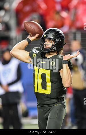 Santa Clara, Kalifornien, USA. 06 Dez, 2019. Oregon Enten Quarterback Justin Herbert (10) leitet während der Pac-12 Fußball-Spiel zwischen den Utah Utes und die Oregon Ducks At Levi's Stadion in Santa Clara, Kalifornien. Chris Brown/CSM/Alamy leben Nachrichten Stockfoto