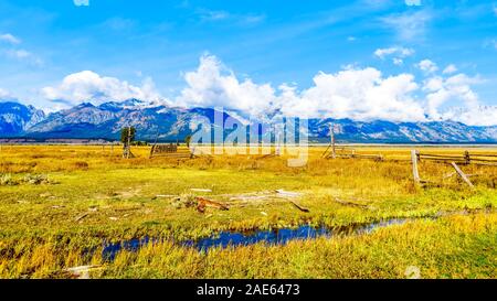 Verlassenen Ländereien an Mormom Zeile mit Wolke bedeckte Gipfel der Grand Tetons in Grand Tetons National Park in der Nähe von Jackson Hole, Wyoming, United States Stockfoto