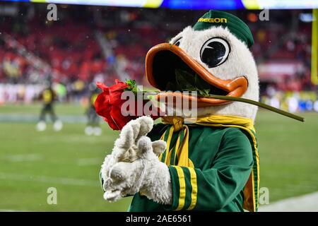 Santa Clara, Kalifornien, USA. 06 Dez, 2019. Oregon Enten das Maskottchen der Ente für den Rose Bowl während der Pac-12 Fußball-Spiel zwischen den Utah Utes und die Oregon Ducks At Levi's Stadion in Santa Clara, Kalifornien, bereit ist. Chris Brown/CSM/Alamy leben Nachrichten Stockfoto