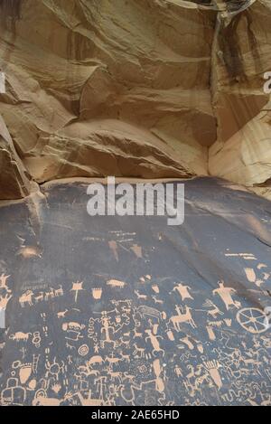 Newspaper Rock auf Utah State Route 211. Stockfoto