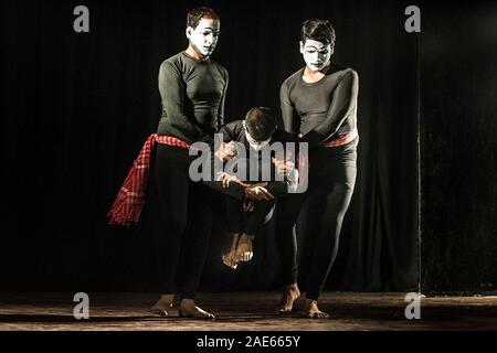 Kolkata, Indien. 6. Dezember, 2019. Mime-Darsteller Handlung mime-kunst an Jogesh Mime-Akademie in Kolkata, Indien, am 6, 2019. Jogesh Mime-Akademie, der Pionier auf diesem Gebiet in Indien statt, die 41 Mime Festival in Kalkutta. Credit: tumpa Mondal/Xinhua/Alamy leben Nachrichten Stockfoto