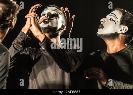 Kolkata, Indien. 6. Dezember, 2019. Mime-Darsteller Handlung mime-kunst an Jogesh Mime-Akademie in Kolkata, Indien, am 6, 2019. Jogesh Mime-Akademie, der Pionier auf diesem Gebiet in Indien statt, die 41 Mime Festival in Kalkutta. Credit: tumpa Mondal/Xinhua/Alamy leben Nachrichten Stockfoto