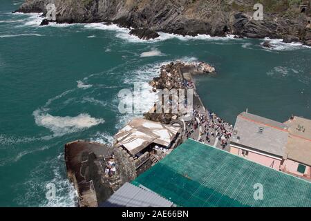 Vernazza, Italien - 2. April 2018: der Blick auf den Hafen von Vernazza im Nationalpark der Cinque Terre am 2. April 2018 in Ligurien Italien. Stockfoto