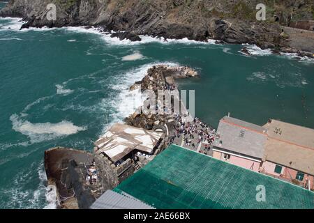 Vernazza, Italien - 2. April 2018: der Blick auf den Hafen von Vernazza im Nationalpark der Cinque Terre am 2. April 2018 in Ligurien Italien. Stockfoto
