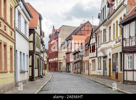 Straße der Reihe traditioneller Holzrahmenbauten in der historischen Altstadt Tangermünde Sachsen-Anhalt Deutschland. Stockfoto
