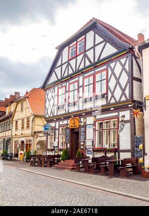 Restaurant und Außenbereich im Freien in einem Holzrahmenbau in der historischen Altstadt Tangermünde Sachsen-Anhalt Deutschland. Stockfoto
