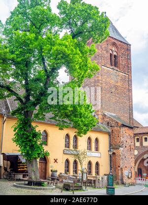 Ehemalige Nikolauskirche jetzt Bar und Restaurant in Tangermünde Sachsen-Anhalt Deutschland. Stockfoto