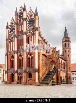 Wahrzeichen Gotik romanisches Rathaus in der historischen Altstadt Tangermünde Sachsen-Anhalt Deutschland. Stockfoto