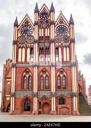 Wahrzeichen Gotik romanisches Rathaus in der historischen Altstadt Tangermünde Sachsen-Anhalt Deutschland. Stockfoto