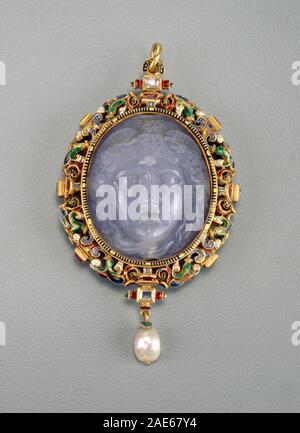 Alfred André (Französisch, 1839 - 1919), Anhänger mit dem Kopf der Medusa, 1885/1890, Chalcedon; gold lackiert in schwarz, weiß, hellblau, transluzent Rot, Blau und Grün; 6 Diamanten, 4 Rubine, 1 Perle, Widener Sammlung Alfred André, Anhänger mit dem Kopf der Medusa, 1885-1890 Stockfoto