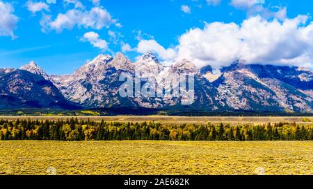 Panorama der nahen Teton, Grand Teton und Mt. Owen in der Mitte der Teton Bergkette in Grand Tetons National Park in der Nähe von Jackson Hole, Wyoming, USA Stockfoto