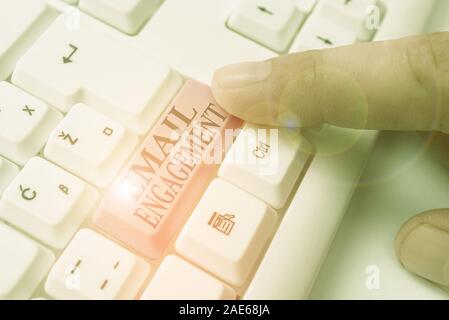 Handschrift Text schreiben e-Engagement. Konzeptionelle Foto messen, wie Teilnehmer in der e-mail Kampagnen aktivieren Stockfoto