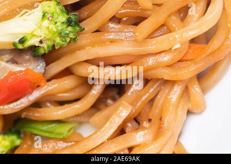 Stir Fry Nudeln mit Gemüse Brokkoli Pilz hautnah. Stockfoto