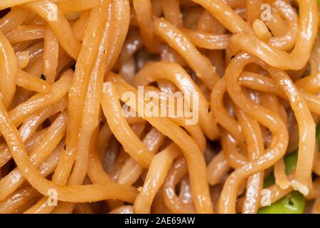 Stir Fry Nudeln mit Gemüse Brokkoli Pilz hautnah. Stockfoto