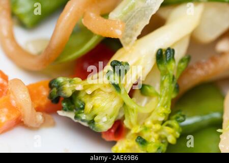 Stir Fry Nudeln mit Gemüse Brokkoli Pilz hautnah. Stockfoto