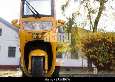 Vorderansicht des gelben Kabinenmotorrads, Scheinwerfer. Copyspace Stockfoto