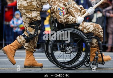 Bukarest, Rumänien - Dezember 03, 2019: Die rumänische Armee Kriegsveteranen, Verletzten und Behinderten (man sitzt in einem Rollstuhl in seiner militärischen Gegend hier is viel gekleidet Stockfoto