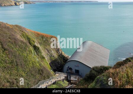 Die Eidechse, die rnli Lifeboat Station, Church Cove (Kilcobben Cove), Lizard, Cornwall, Großbritannien Stockfoto