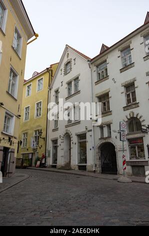 Tallinn, Estland - 29. Juli 2017: die alten Häuser auf rataskaevu Straße der mittelalterlichen Tallinn entfernt. Stockfoto