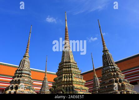 Closeup elegante Stupa von Wat Pho oder chedi in der thailändischen Sprache, mit blauen Himmel im Hintergrund, Wat Pho ist einer der berühmtesten Tempel in Bangkok. Stockfoto