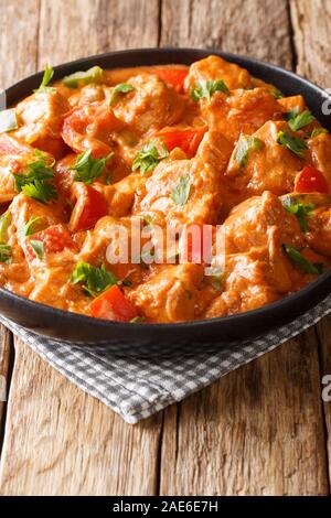 Beliebte spicy Chicken mafe in dicken Erdnuss-sauce close-up in einem Teller auf dem Tisch. Vertikale Stockfoto