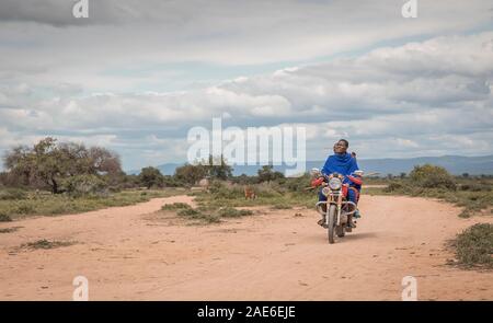 Gleichen, Tansania, 6. Juni, 2019: Masai lmen auf einem Motorrad Stockfoto