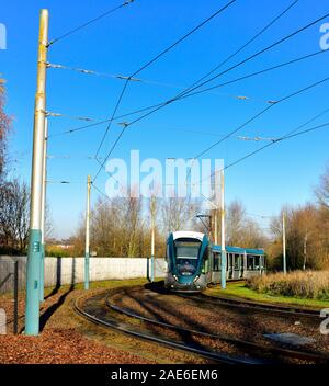 Nottingham Straßenbahn nähert sich dem Wilkinson Street Haltestelle Nottingham, England, Großbritannien Stockfoto