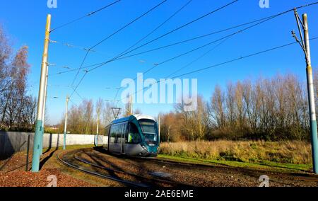 Nottingham Straßenbahn nähert sich dem Wilkinson Street Haltestelle Nottingham, England, Großbritannien Stockfoto