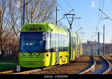 Nottingham Straßenbahn nähert sich dem Wilkinson Street Haltestelle Nottingham, England, Großbritannien Stockfoto