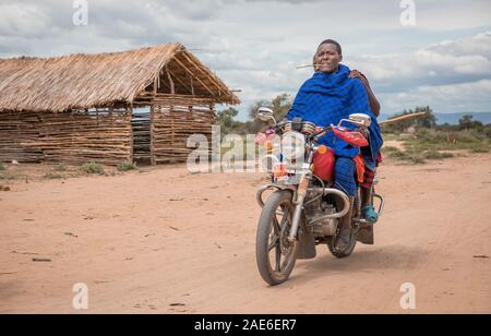 Gleichen, Tansania, 6. Juni, 2019: Masai lmen auf einem Motorrad Stockfoto