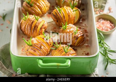 Lecker gebackene Kartoffeln mit Salz und Rosmarin Stockfoto